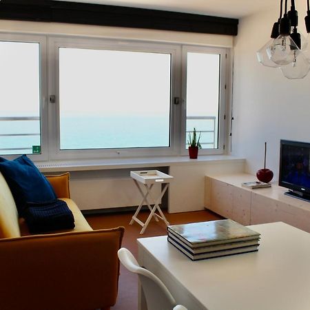 Compleet Appartement met Frontaal Zeezicht Oostende Buitenkant foto